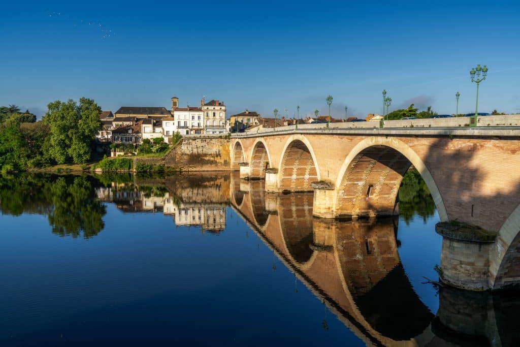 pont de bergerac près du camping domaine de fromengal